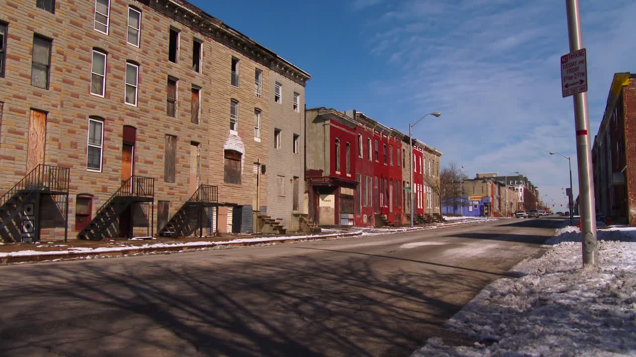 북쪽 볼티모어 빈민가 2에서 거리를 걷는 사람들