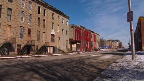 La-Gente-Camina-Por-Las-Calles-De-Un-Barrio-Pobre-Del-Norte-De-Baltimore-2