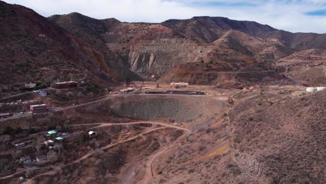 vista aérea de la abandonada mina de cobre de united verde en jerome, arizona, estados unidos, tomada por un avión no tripulado