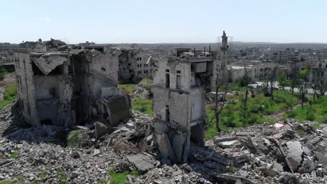 vista aérea con un dron del centro histórico de la ciudad de alepo en siria. todavía podemos ver edificios destruidos incluso 10 años después de la guerra 4k