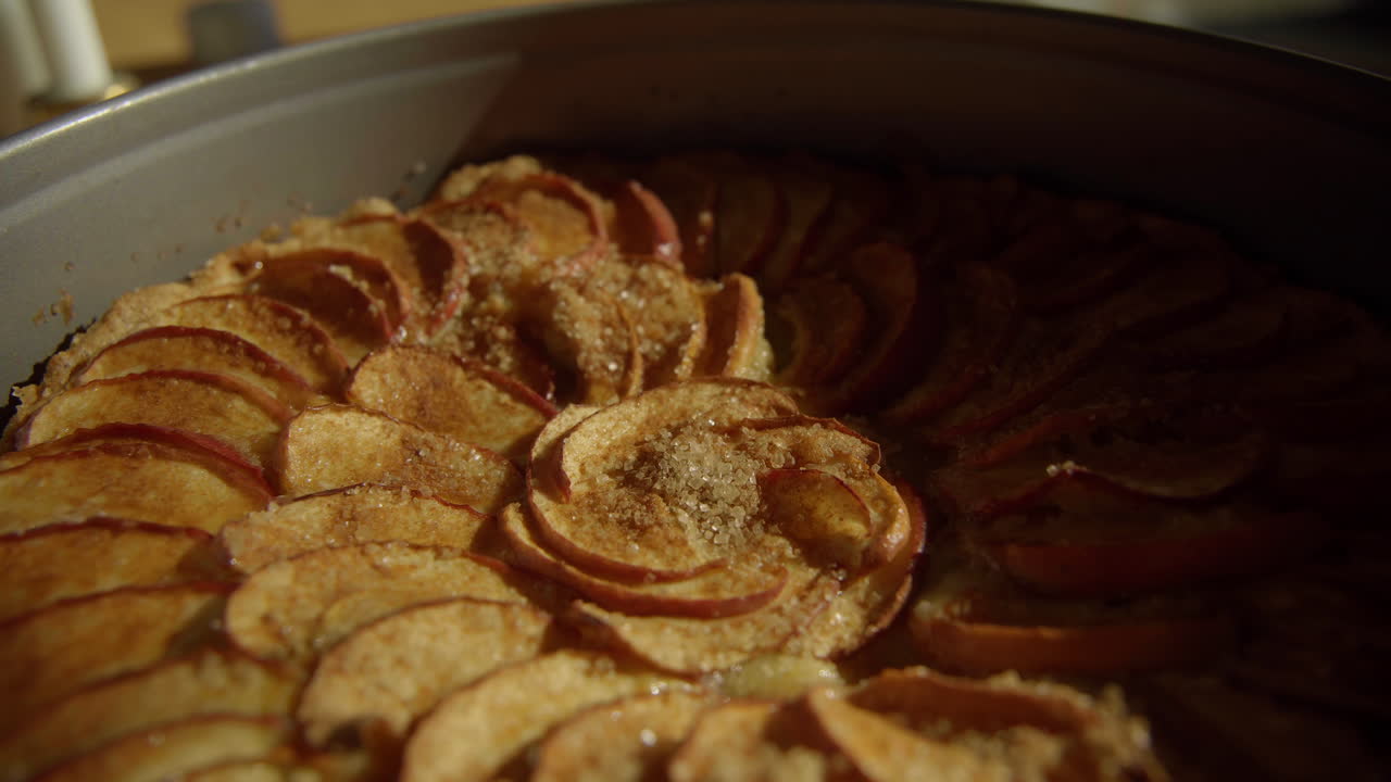 2피스 팬 4k 햇빛에 오븐에서 갓 구운 맛있는 수제 사과 파이