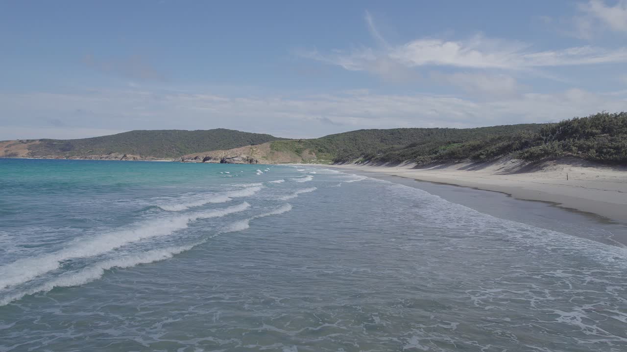 Ondas Chegando à Costa da Praia Wreck no Verão - Ilha Great Keppel, QLD, Austrália