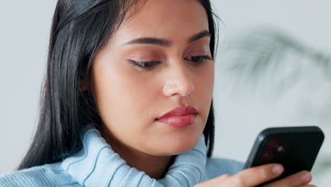 Gesicht,-Telefon-Und-Frau-In-Den-Sozialen-Medien-In-Ihrem-Zuhause