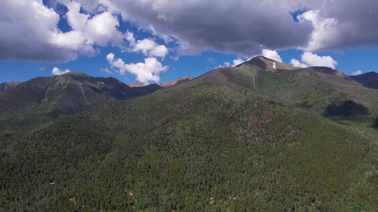 Vista aerea delle montagne e del paesaggio del Colorado, USA, nella stagione estiva, colline e foreste