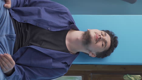 video vertical de un hombre orando a dios.