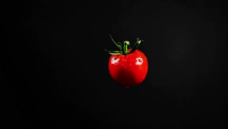 tomate fresco con gotas de agua