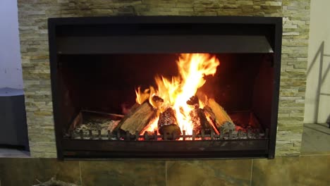 grandes troncos ardiendo en la chimenea creando llamas altas