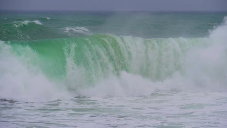 Ola-Rompiendo-De-Frente-En-Super-Cámara-Lenta-Agua-Azul-verde-Espuma-Blanca-Temporal-Mar-Tormenta-En-La-Costa-Brava