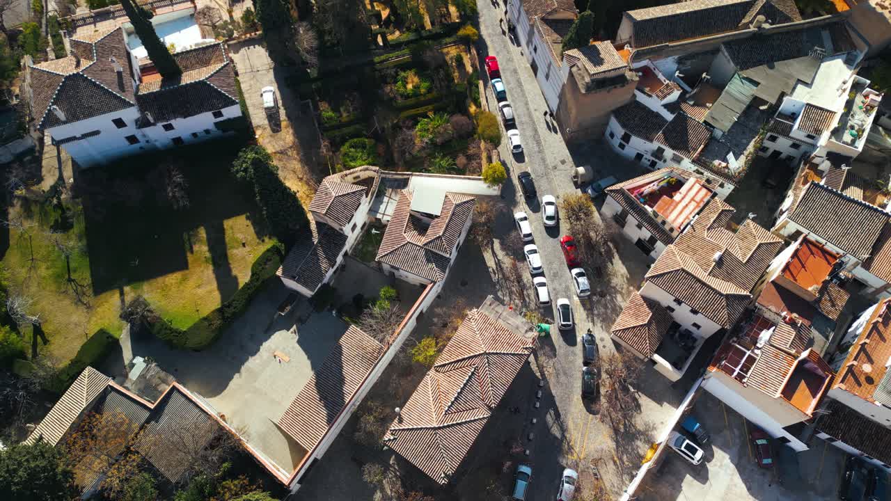 Veduta aerea di tetti e strade di una città europea tradizionale.