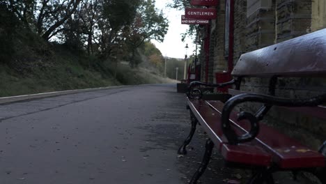 caminando a través de la plataforma vacía de la estación de tren vintage en yorkshire amplia toma de zoom
