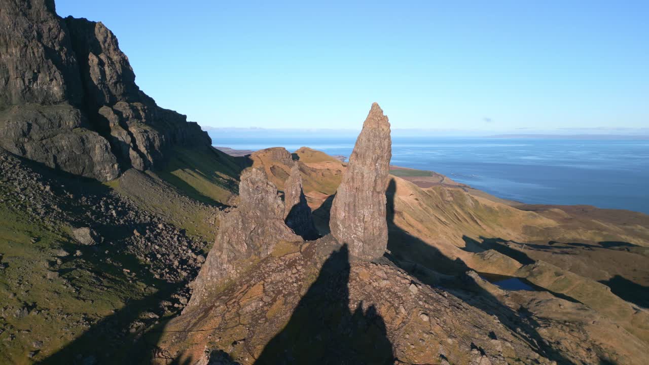 antigua aguja de roca tapón volcánico el anciano de storr al amanecer sol con largas sombras en invierno
