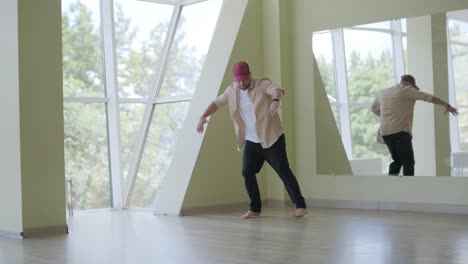 hombre bailando breakdance en un estudio moderno