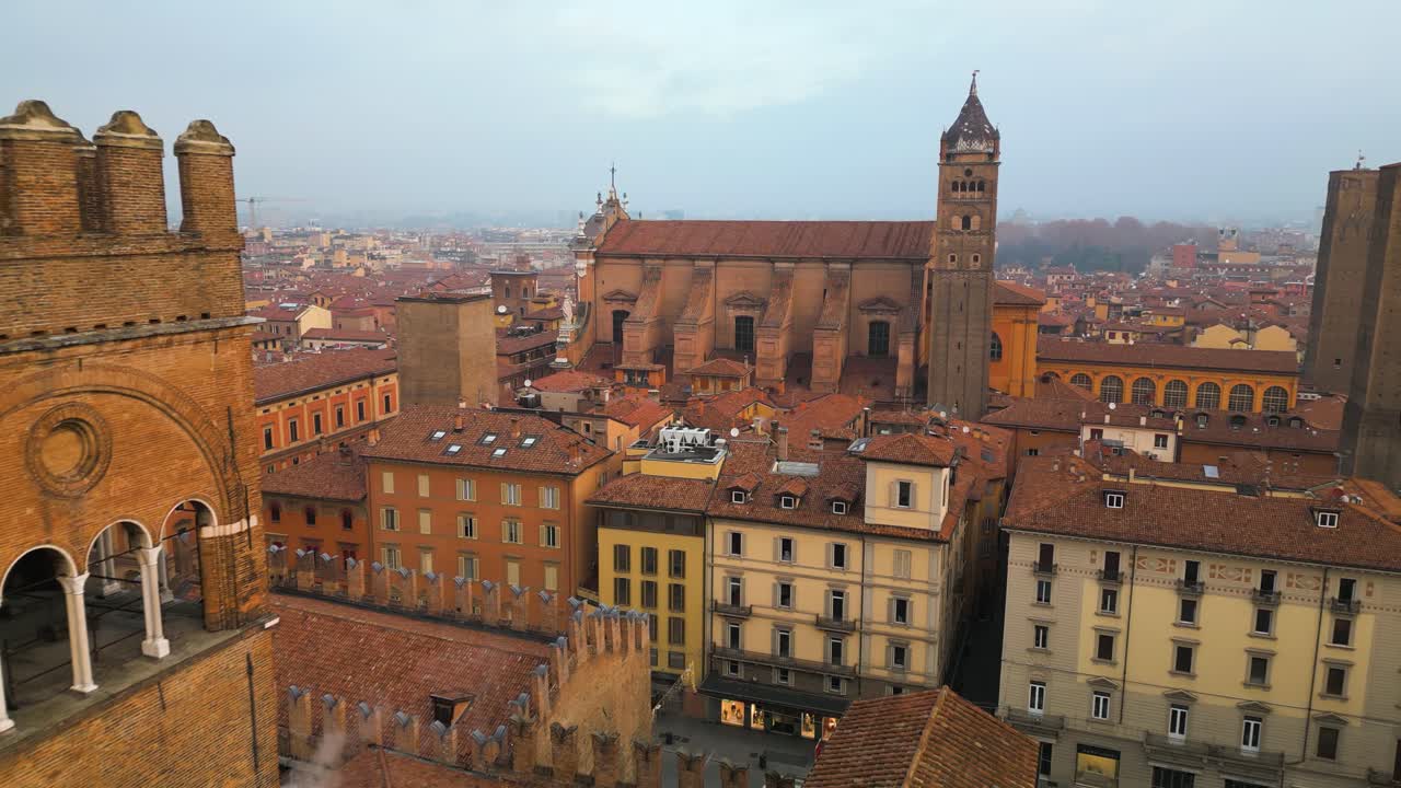 Splendida vista aerea sopra Palazzo Re Enzo in Piazza Maggiore, Bologna, Italia.