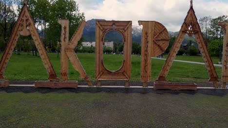 famoso letrero de madera de zakopane cerca de las montañas polacas tatry, tierras de cultivo, bosques, cielo nublado y el legendario pico giewont cerca de zakopane, polonia, una ciudad turística con arquitectura goral tradicional - 4k 30fps-1