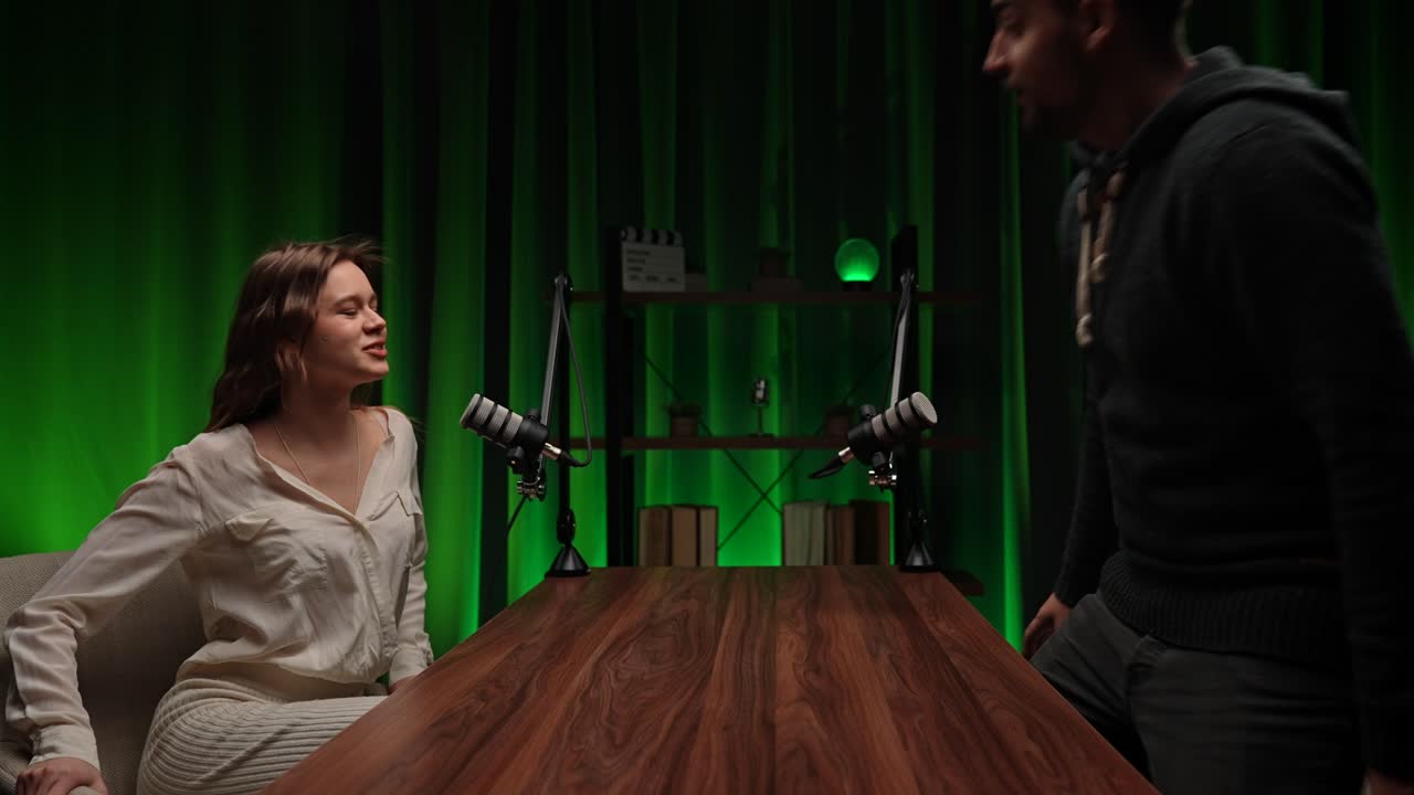 entrevista de podcast en el estudio