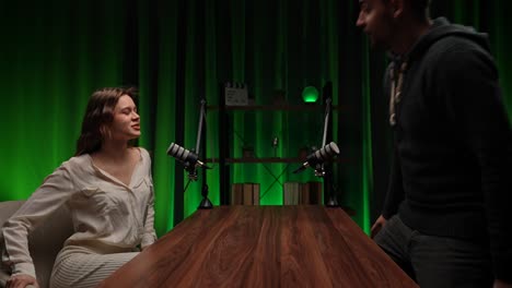 entrevista de podcast en el estudio