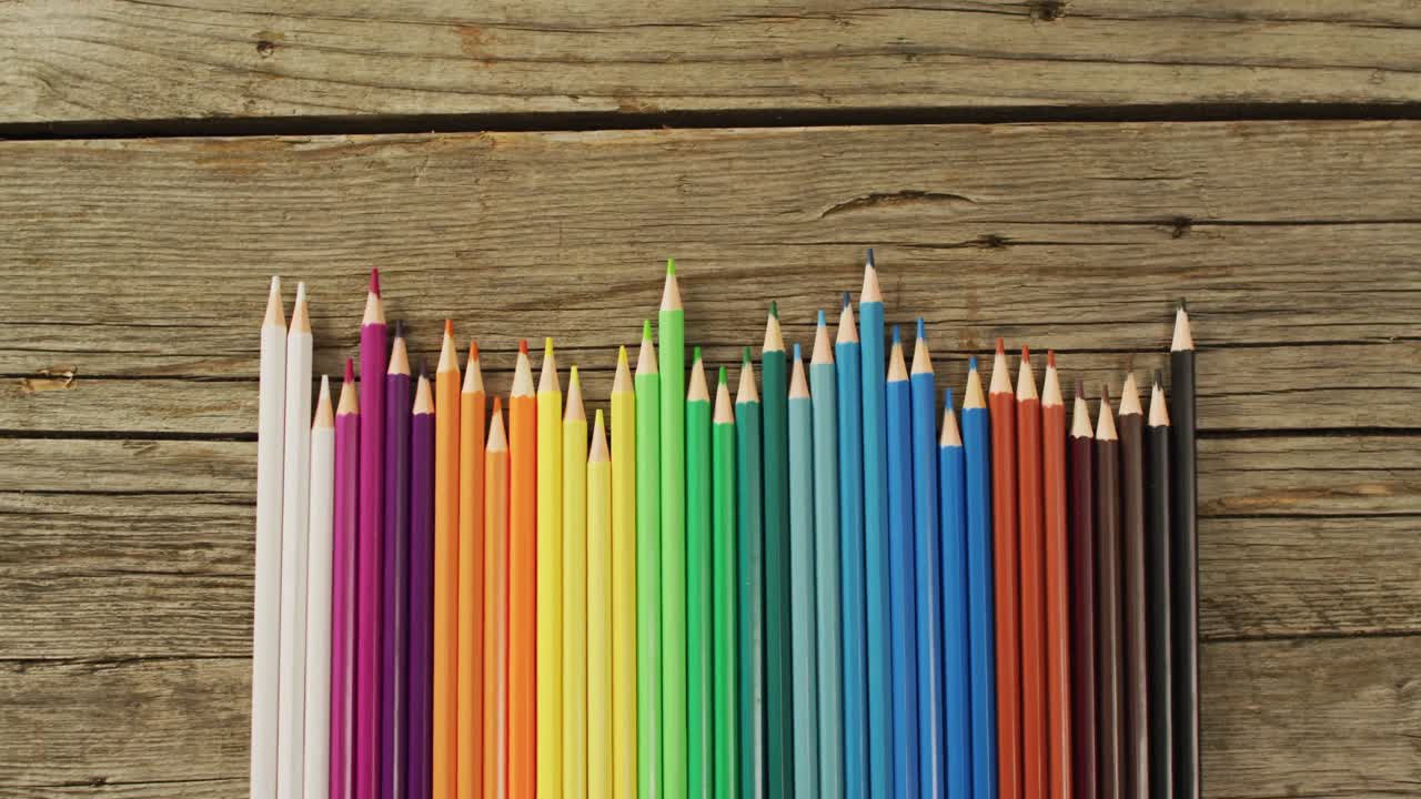 나무 표면 에 다채로운 크레이온 을 사용 한 작곡 의 비디오