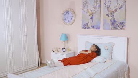 una chica soñando despierta en su cama.