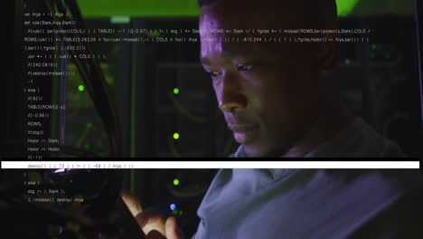animación de líneas y datos sobre hombre afroamericano en la sala del servidor