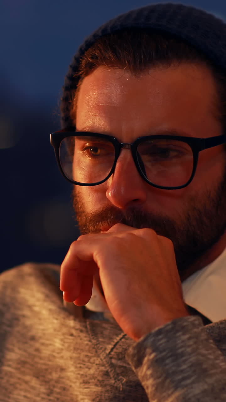 ejecutivo de negocios reflexivo sentado en la oficina