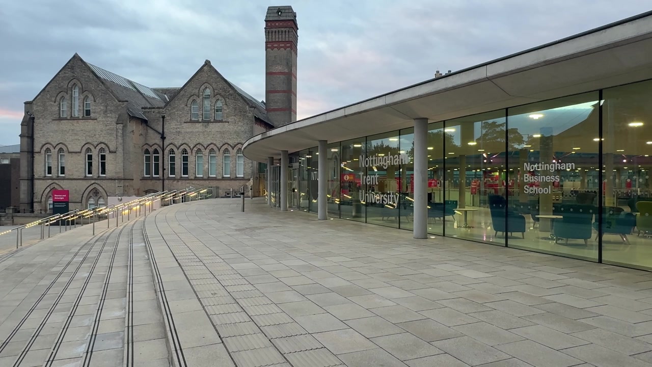 Edificio Newton e Arkwright presso il Campus Cittadino della Nottingham Trent University a Nottingham, Inghilterra, che mette in mostra l'iconica architettura accademica, l'istruzione superiore e la vita studentesca