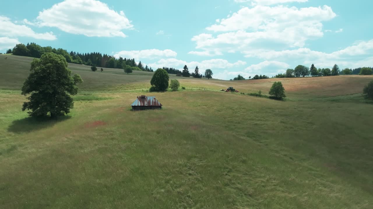 아름다운 시골 에서 높은 잔디 를  ⁇ 는 현대적 인 트랙터 의 공중 공개 영상