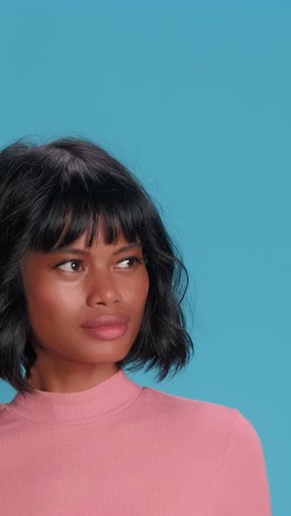 expresiones cautivadoras que realzan la belleza contra un telón de fondo vibrante