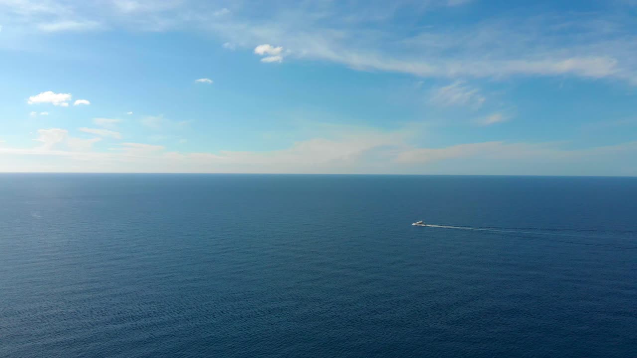 수평선을 배경으로 오른쪽에서 왼쪽으로 움직이는 모터보트