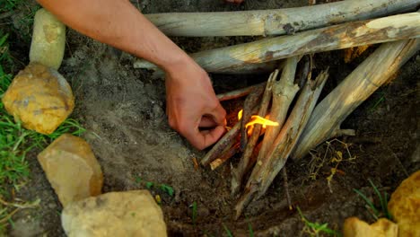 hombre encendiendo una fogata en el bosque 4k