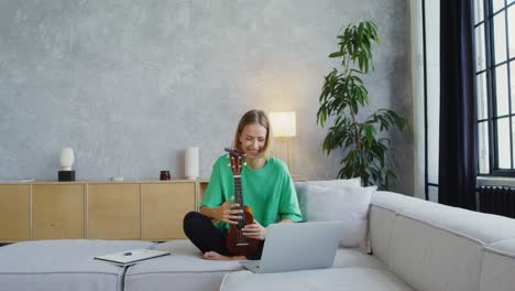 woman learning ukulele online