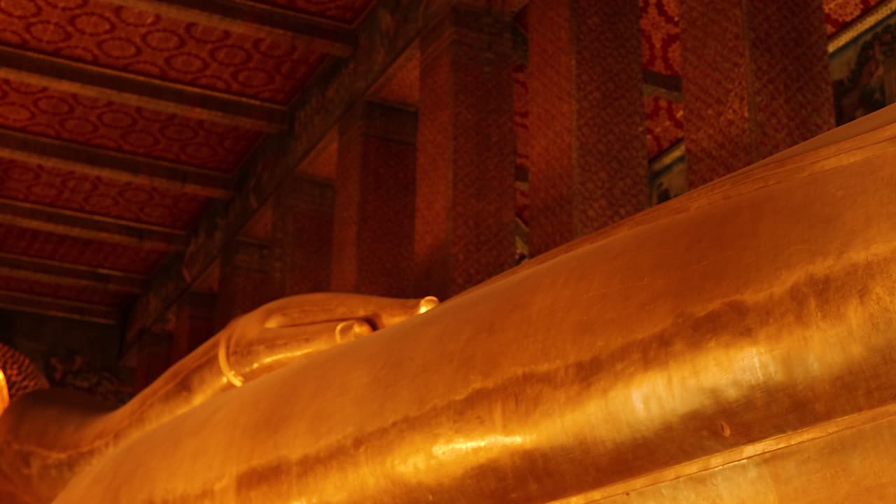 estatua dorada de buda reclinado en el templo de bangkok