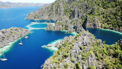 Coron,-Palawan,-Filipinas,-Vista-Aérea-De-La-Hermosa-Laguna-Y-Acantilados-De-Piedra-Caliza-2