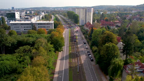 Largo-Camino-Recto-Que-Viaja-A-Través-Del-Distrito-Suburbano-De-Oliwa-De-Gdansk-Vista-Aérea-De-Marcha-Atrás