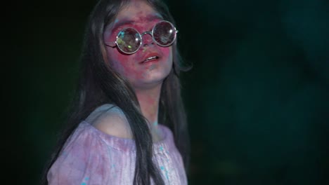 joven india bailando con polvo de color seco holi explotando a su alrededor