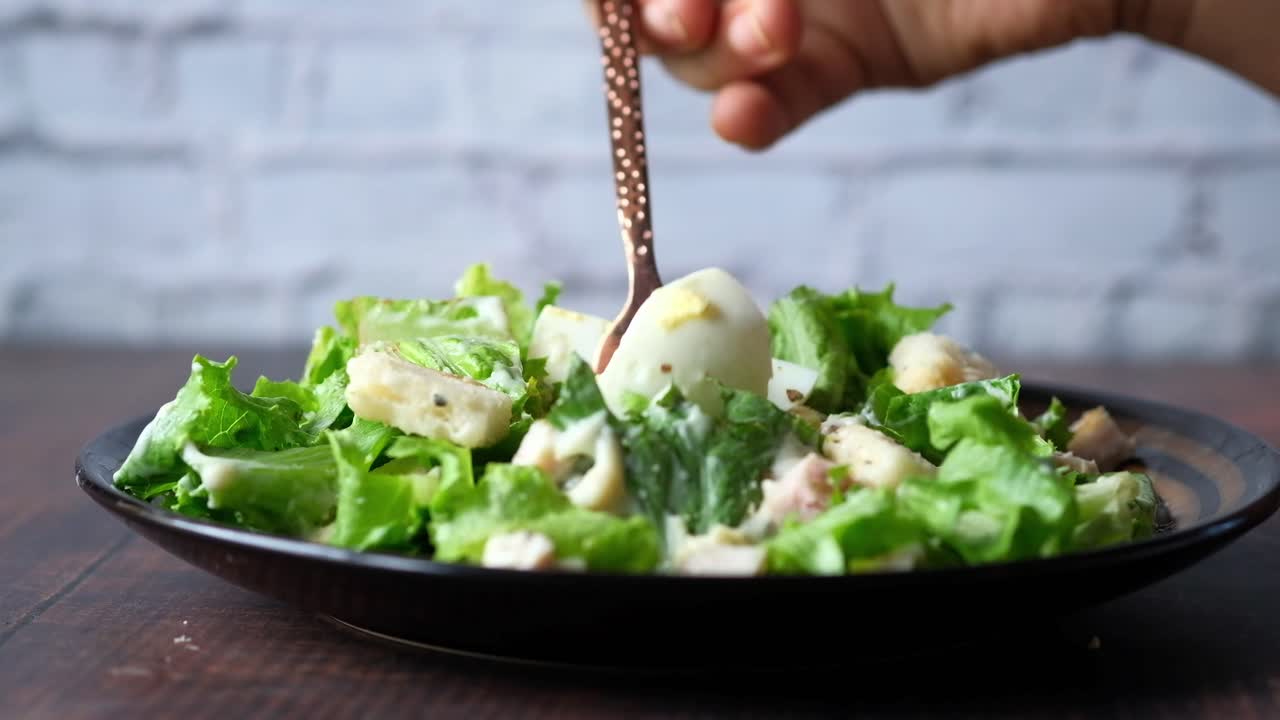 치킨과 크루톤으로 된 카이사르 러드