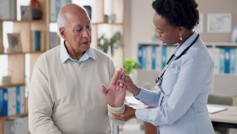 el médico examina la mano del paciente.