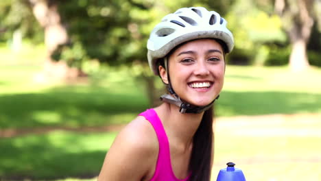 Fittes-Mädchen-Trinkt-Wasser-Auf-Einer-Radtour