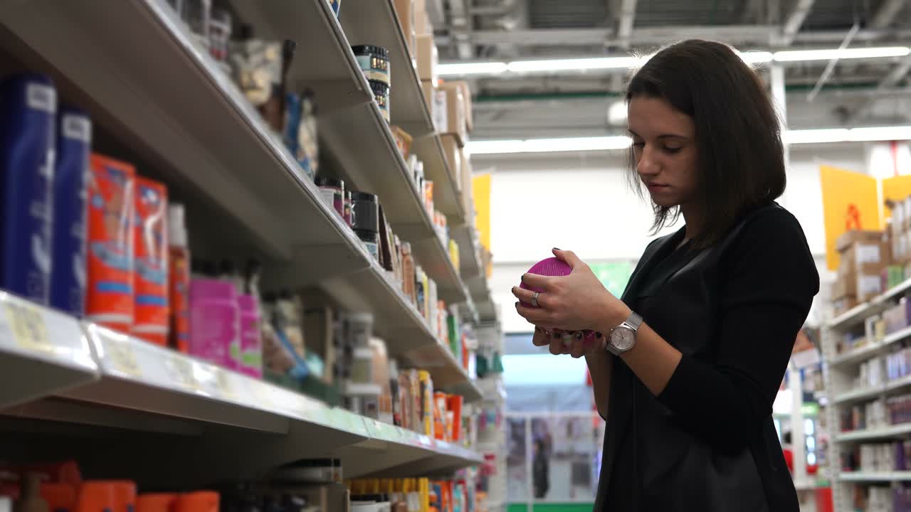 mujer comprando en una tienda de comestibles
