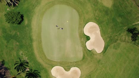 Vista-Aérea-De-Pájaros-Del-Verde-Junto-Al-Búnker-De-Arena-En-El-Campo-De-Golf-En-Marbella,-España