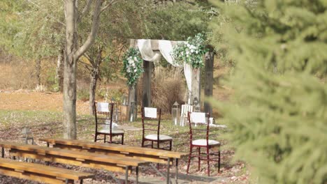 hermoso lugar rústico para la ceremonia de bodas al aire libre durante la temporada de otoño en bean town ranch en ottawa