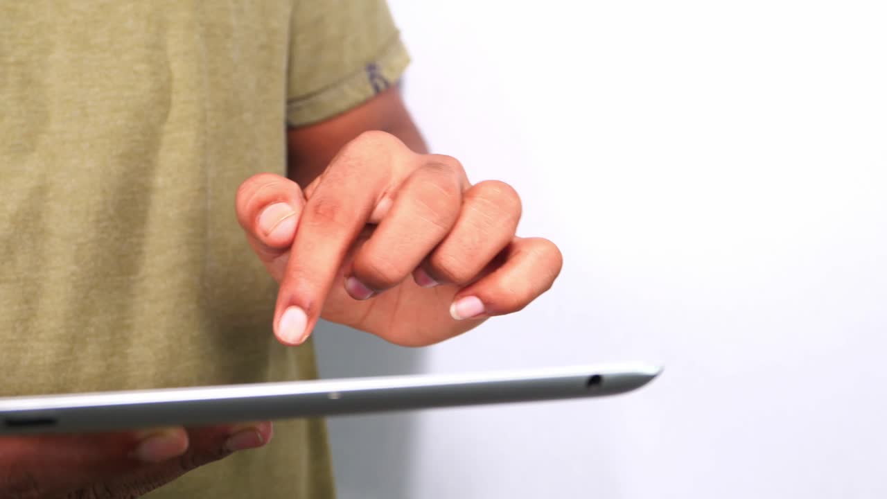 persona que utiliza una tableta