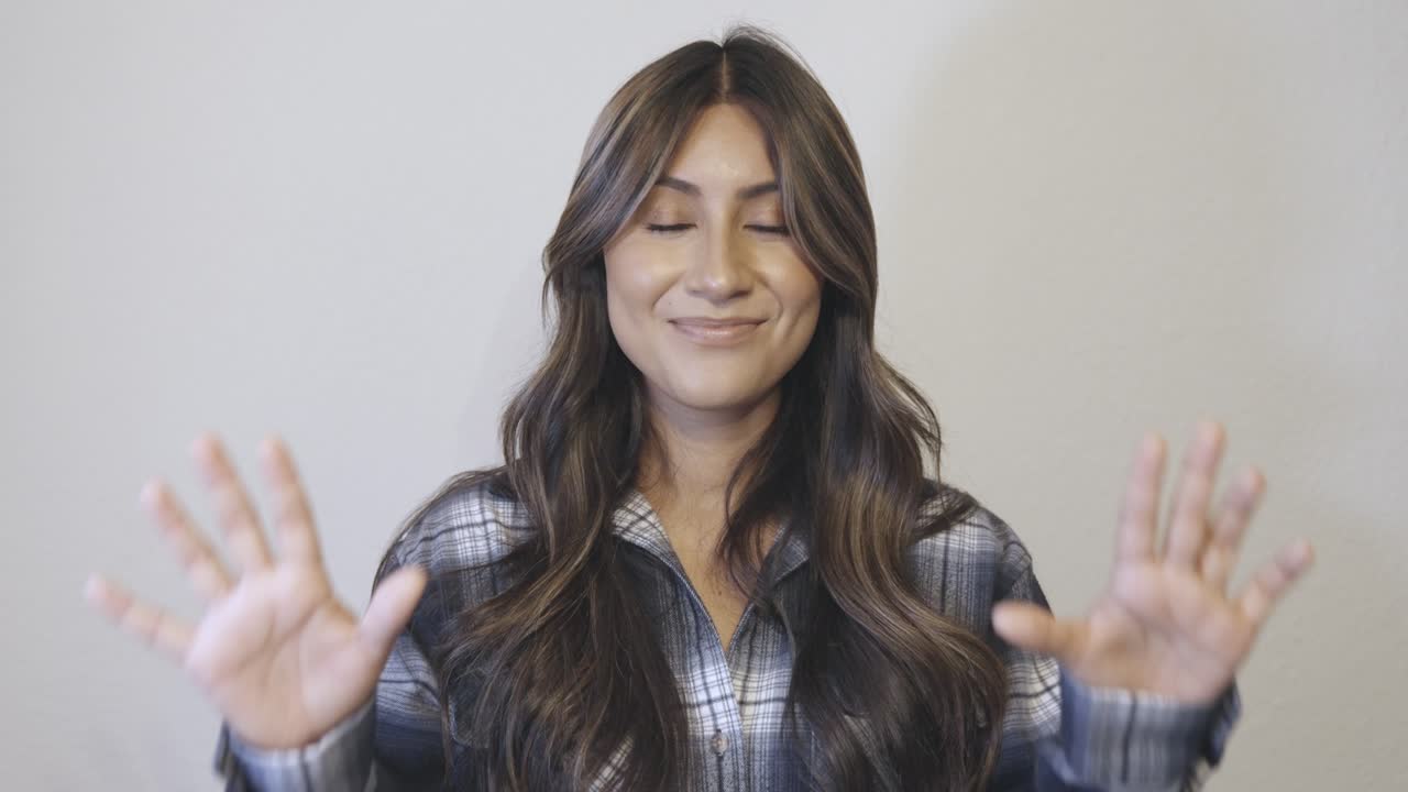 una mujer hispana dice el número 10 en múltiples estilos y formas