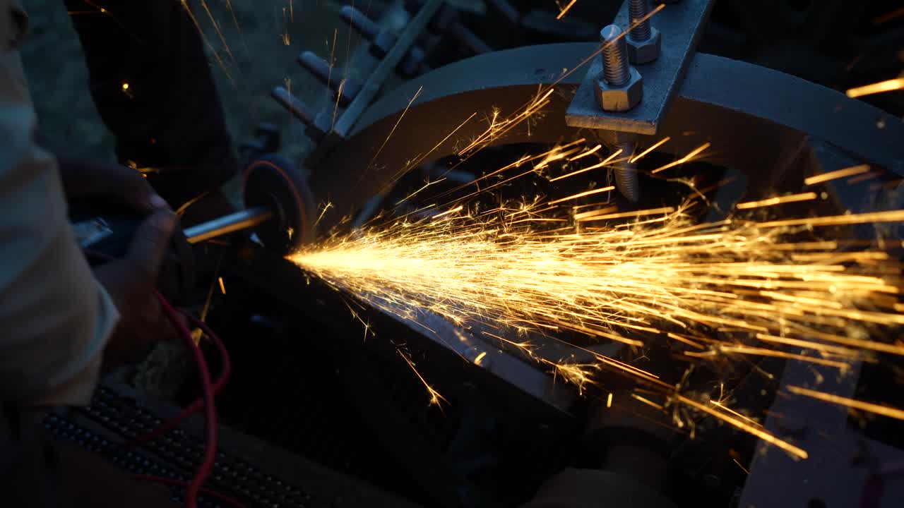 공장에서 강철 구조에 전기 바 가루. 극심한 열 온도와 함께 반이는 빛 분산.