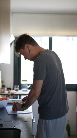 hombre preparando comida en la cocina