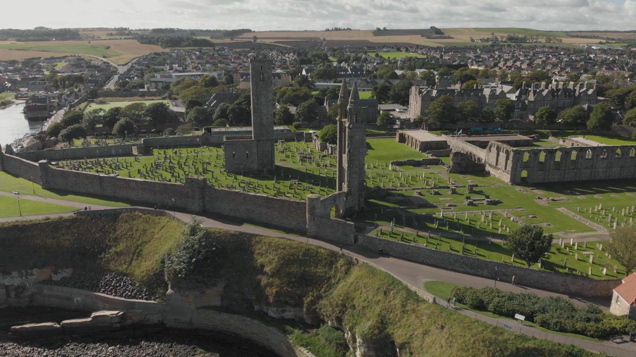 Vista aérea con dron de la Catedral de St Andrews y los terrenos del cementerio. ESTABLISHING, RISING, TILT-DOWN. Grabado en 4K con Mavic Air