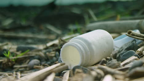 Toma-Superficial-De-Una-Botella-Tirada-En-Una-Playa-Entre-Otra-Basura