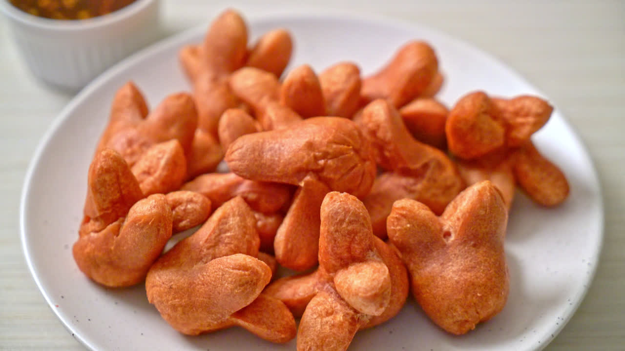 salchicha frita con salsa