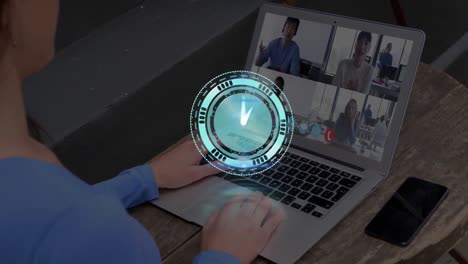 animación de reloj sobre mujer de negocios caucásica teniendo llamada de video portátil con colegas