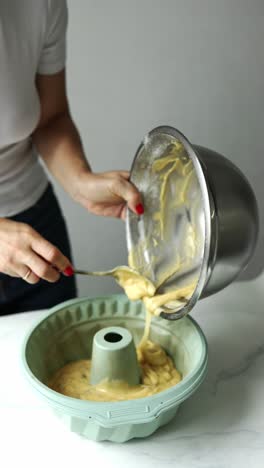 una mujer horneando un pastel.