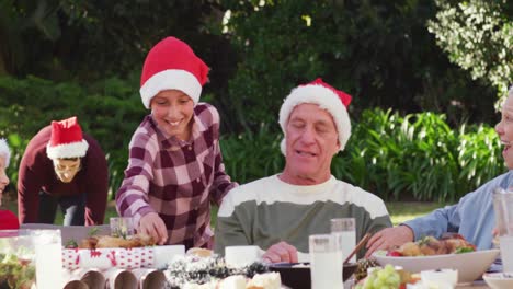 Glückliche-Kaukasische-Familie-Beim-Weihnachtsessen-Im-Garten